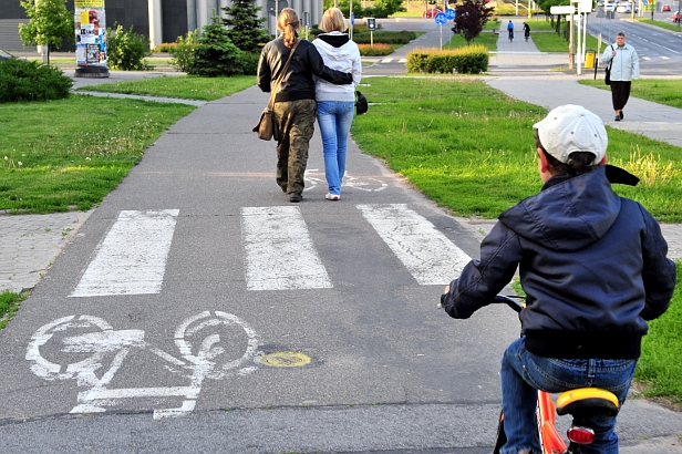 Droga rowerowa to nie ścieżka spacerowa! - Zdjęcie główne