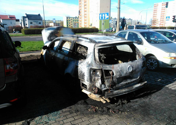 Na parkingu paliły się samochody [FOTO] - Zdjęcie główne