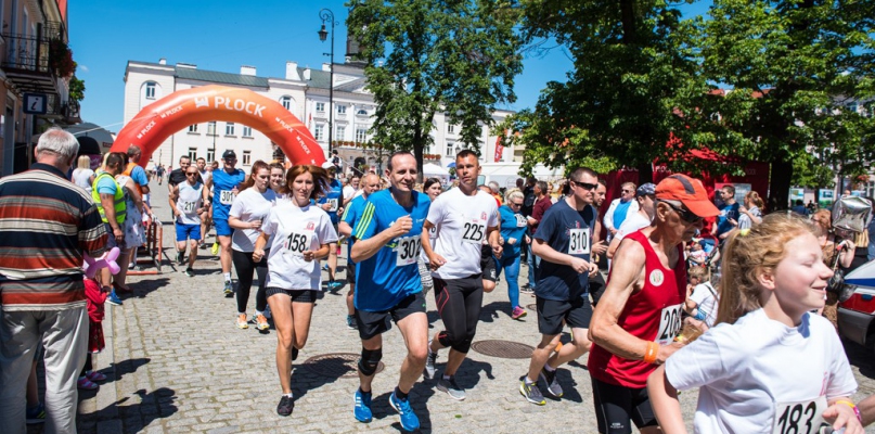 Kilkadziesiąt osób wystartowało w biegu na starówce [FOTO, WIDEO] - Zdjęcie główne