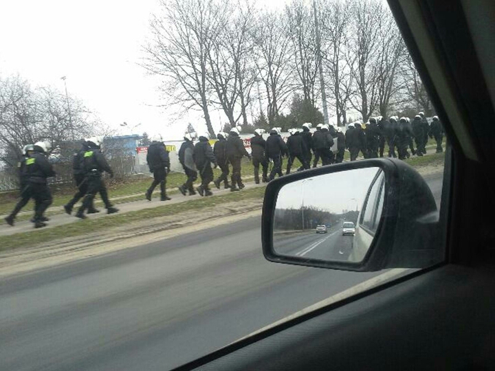 Znaczne siły policji przy stadionie - Zdjęcie główne