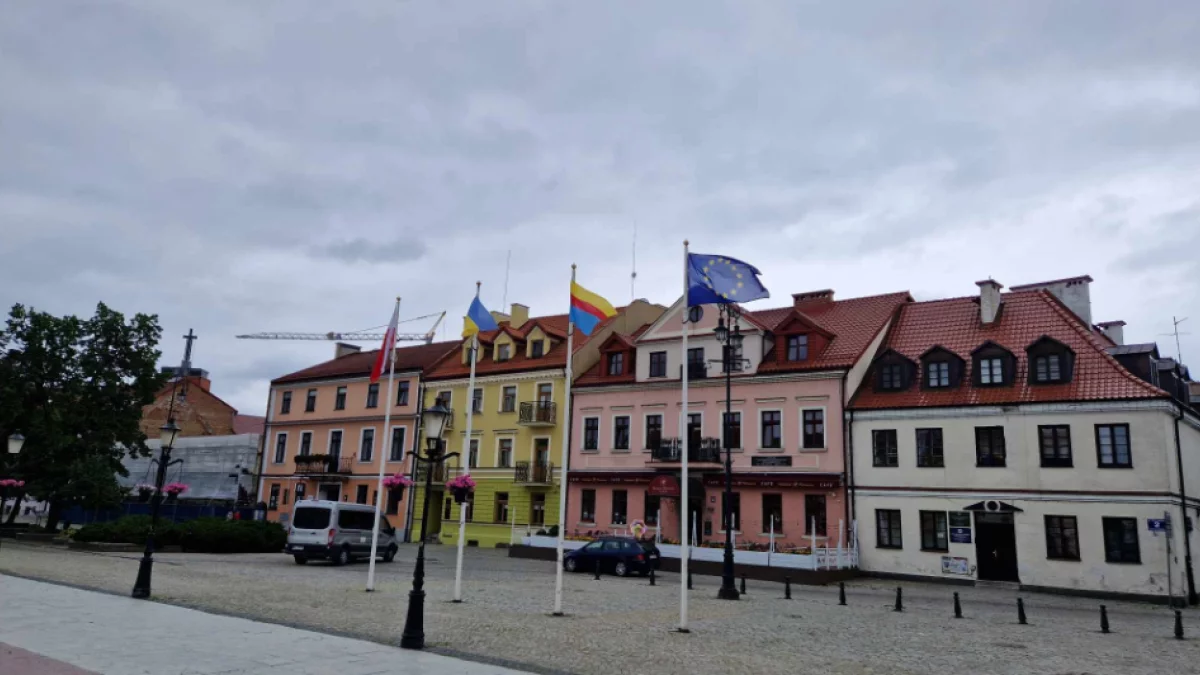 Sporu o flagi Ukrainy przed ratuszem ciąg dalszy. "Teraz to jak splunięcie Polakom w twarz"