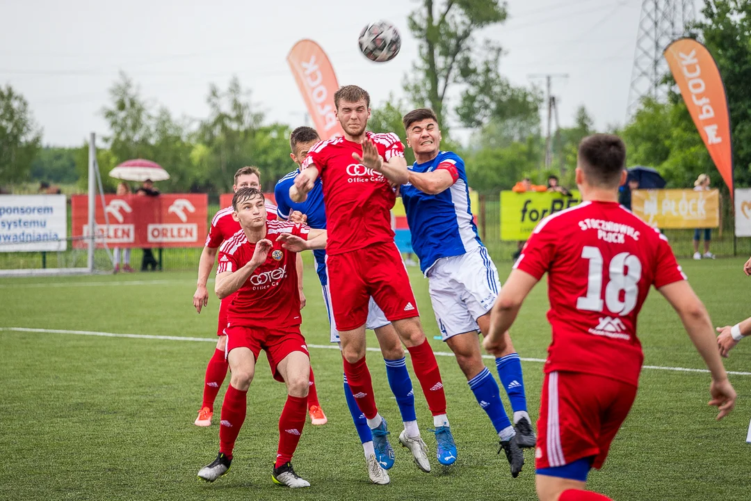 Emocjonująca końcówka w derbach Płocka. Podział punktów na stadionie Stoczniowca [ZDJĘCIA] - Zdjęcie główne