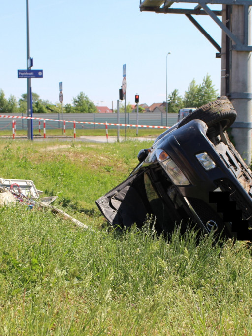 Niebezpiecznie na jednej z głównych ulic. Dachowała mazda - Zdjęcie główne