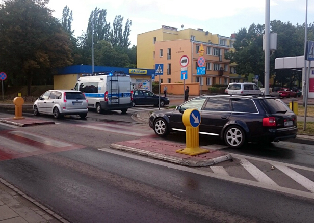 Potrącenie na pasach obok basenu [FOTO] - Zdjęcie główne