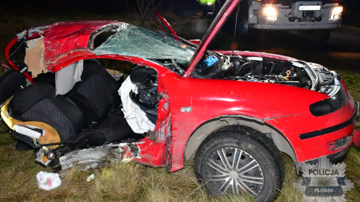 Mazowsze. Po uderzeniu auto rozpadło się na części! Nie żyje młody mężczyzna - Zdjęcie główne