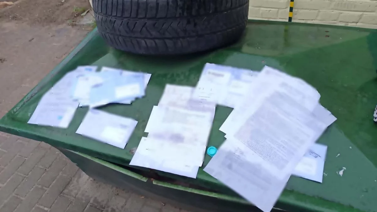 Ważne dokumenty pozostawione przy jednym ze śmietników. "Reakcja mogła zapobiec poważnym konsekwencjom"