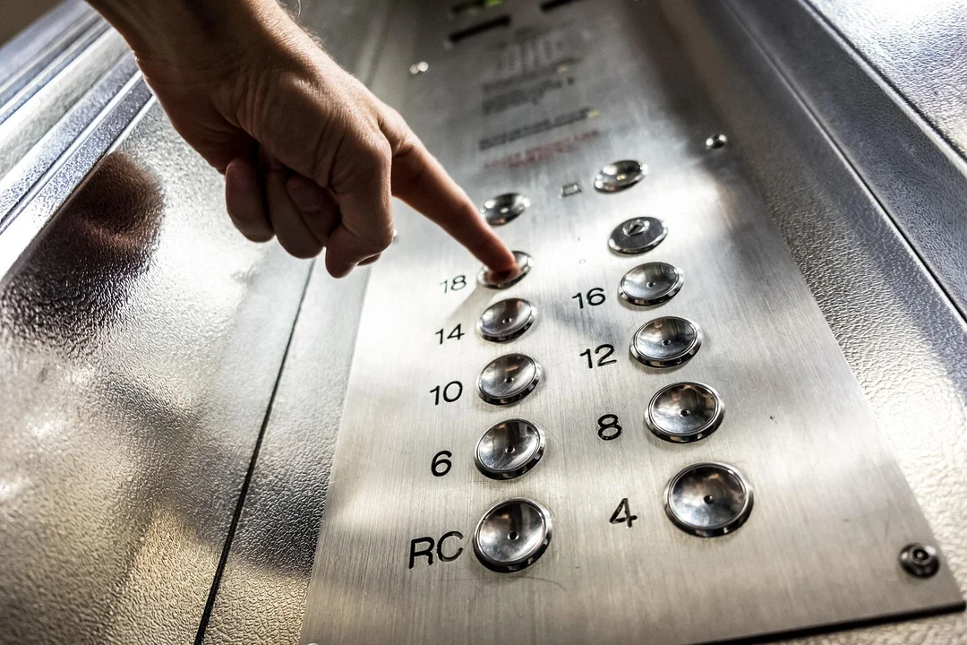 14-latek robił zwarcie instalacji elektrycznej wind, przez co szyby były otwarte. Policja: nie uniknie odpowiedzialności  - Zdjęcie główne