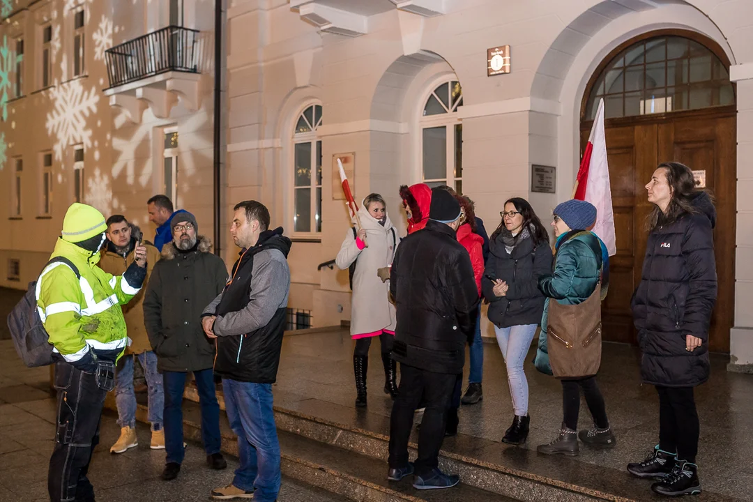 Przeciwnicy segregacji sanitarnej protestowali przed ratuszem [ZDJĘCIA] - Zdjęcie główne