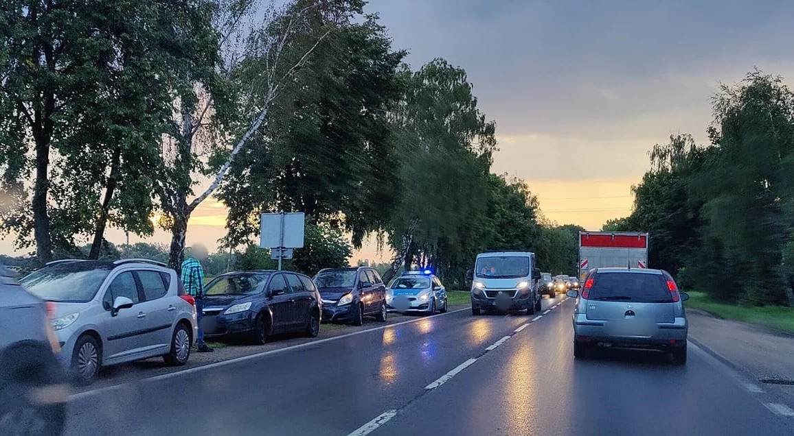 Zderzenie trzech osobówek w Płocku.  Kierowca nie zachował bezpiecznej odległości - Zdjęcie główne