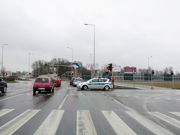 Zderzenie aut na rondzie przy moście - Zdjęcie główne