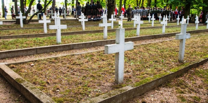 Uczniowie co roku odwiedzali cmentarz garnizonowy. - To lekcja historii, do której wrócimy - Zdjęcie główne