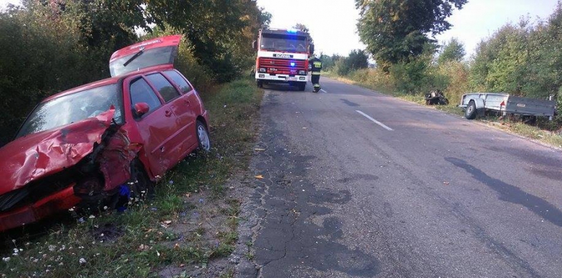 Zderzenie samochodu z przyczepką. Auto wpadło do rowu - Zdjęcie główne