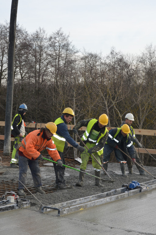 Polał się beton. Kolejny most nabiera kształtów - Zdjęcie główne