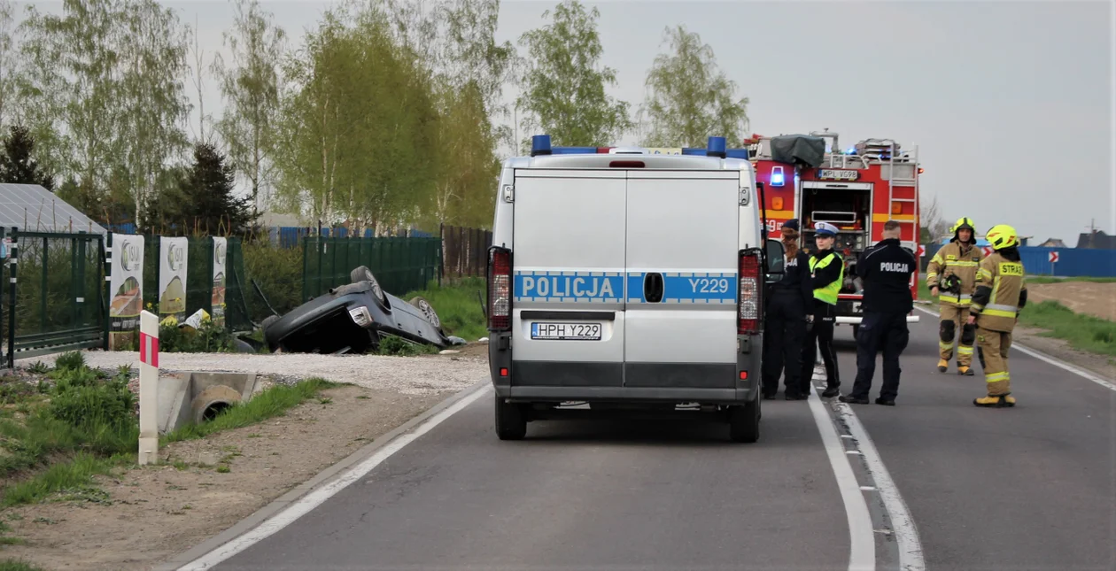 Dachowanie w Rogozinie. Wszyscy pasażerowie byli nietrzeźwi [ZDJĘCIA] - Zdjęcie główne