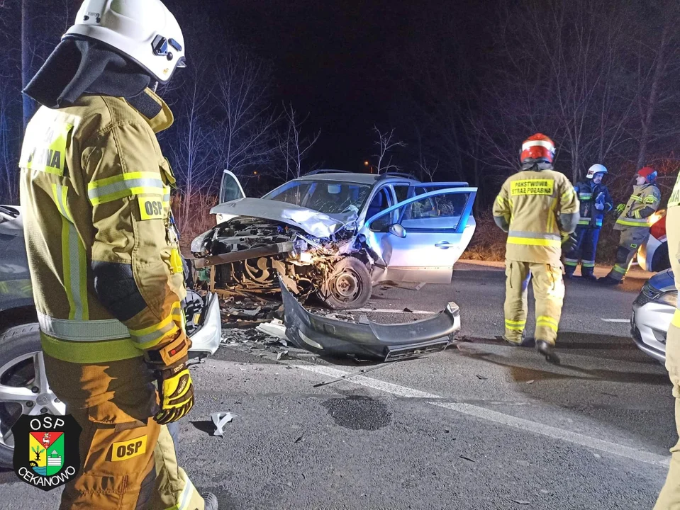 Czołowe zderzenie pod Płockiem. Ranny kierowca lexusa - Zdjęcie główne