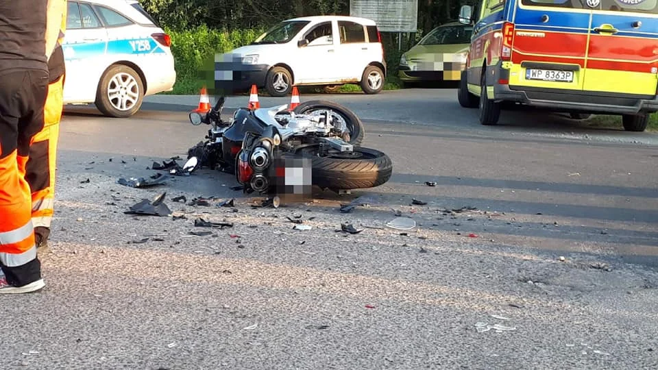 Zderzenie osobówki z motocyklem. Kierująca toyotą wymusiła pierwszeństwo [ZDJĘCIA] - Zdjęcie główne