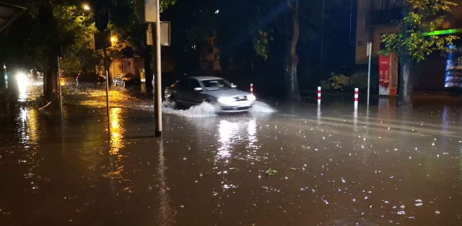 Skutki ulewy. Ponad 1000 interwencji strażaków, nieczynny basen - Zdjęcie główne