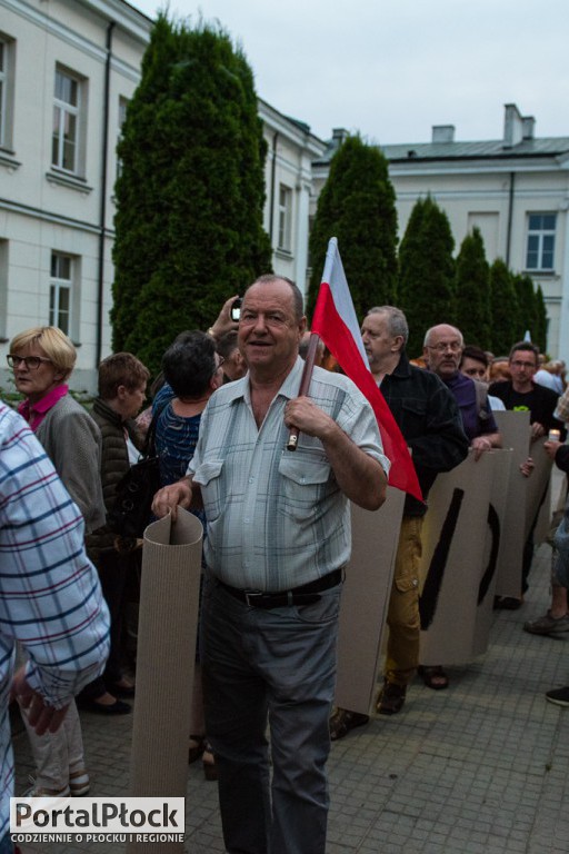 Pikieta przed płockimi sądami - Zdjęcie główne