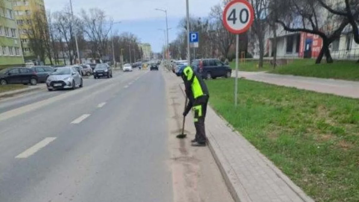 Zima minęła, a na ulicach wciąż pełno piasku. Ratusz: "Potrzeba jeszcze kilku tygodni"