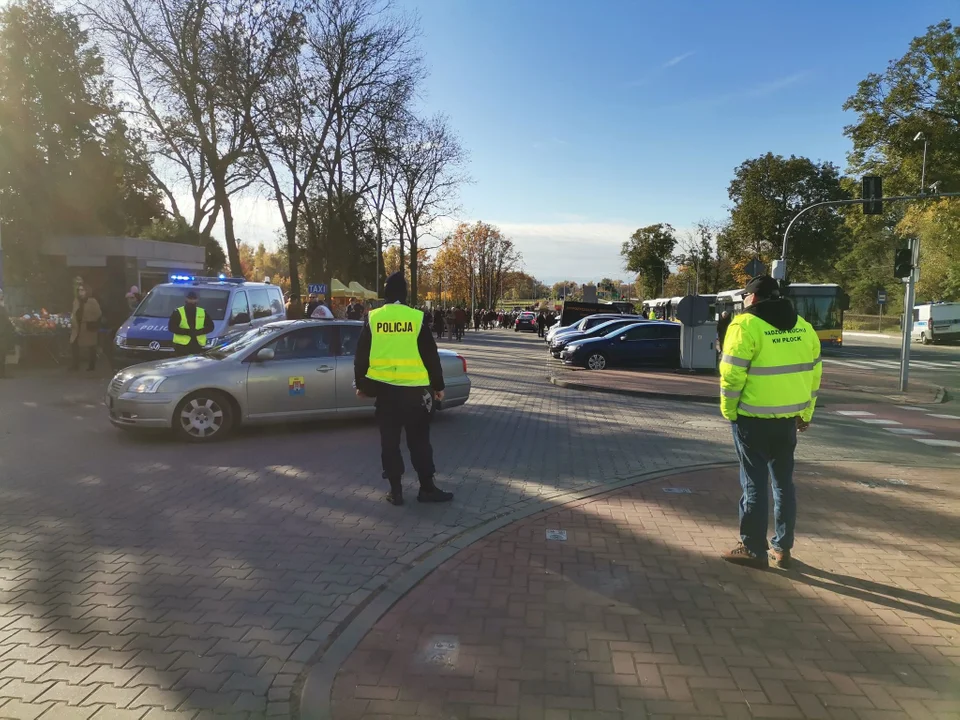 Wzmożony ruch przy cmentarzach. Trwa policyjna akcja "Znicz" - Zdjęcie główne