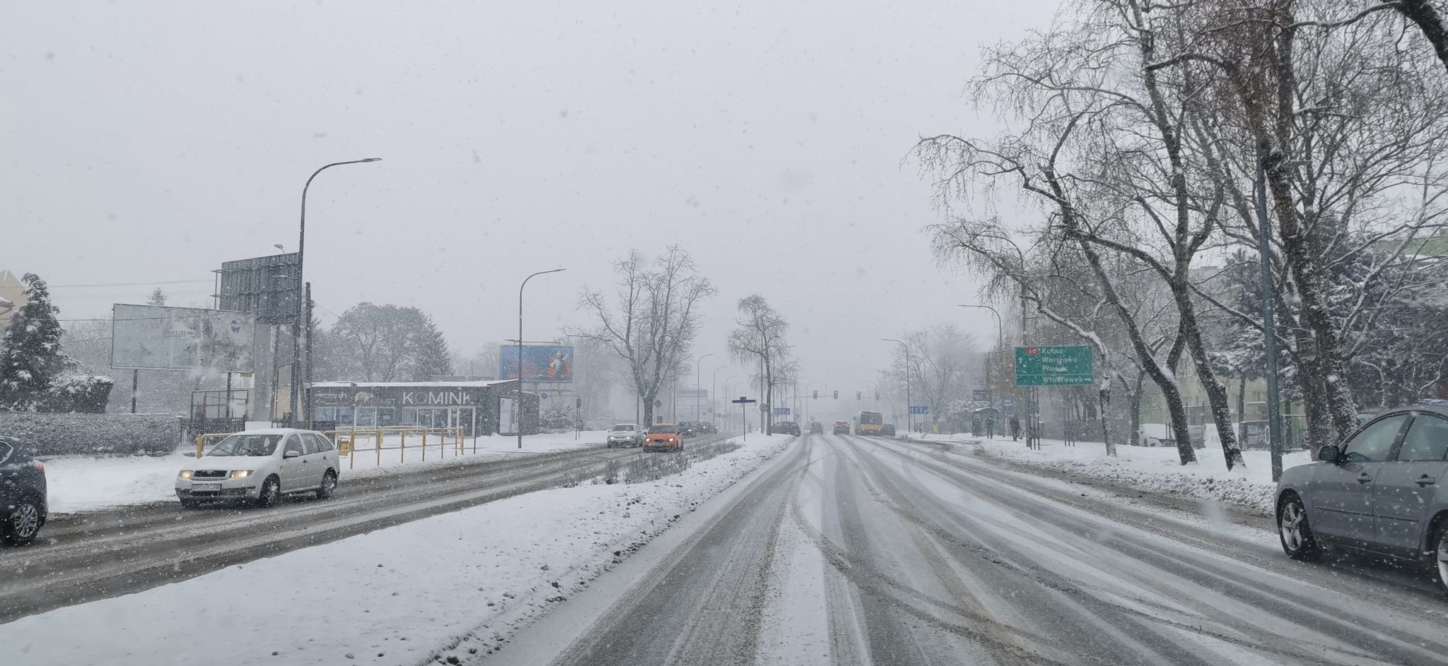 Intensywne opady śniegu utrudniają ruch. Drogowcy pracują, autobusy mają opóźnienia - Zdjęcie główne