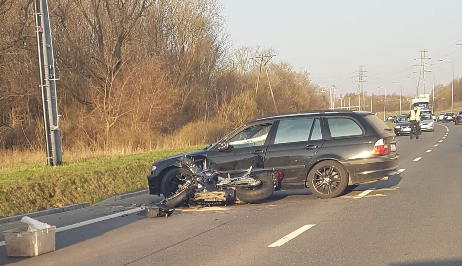 Wypadek na obwodnicy. Osobówka wjechała w motocykl - Zdjęcie główne