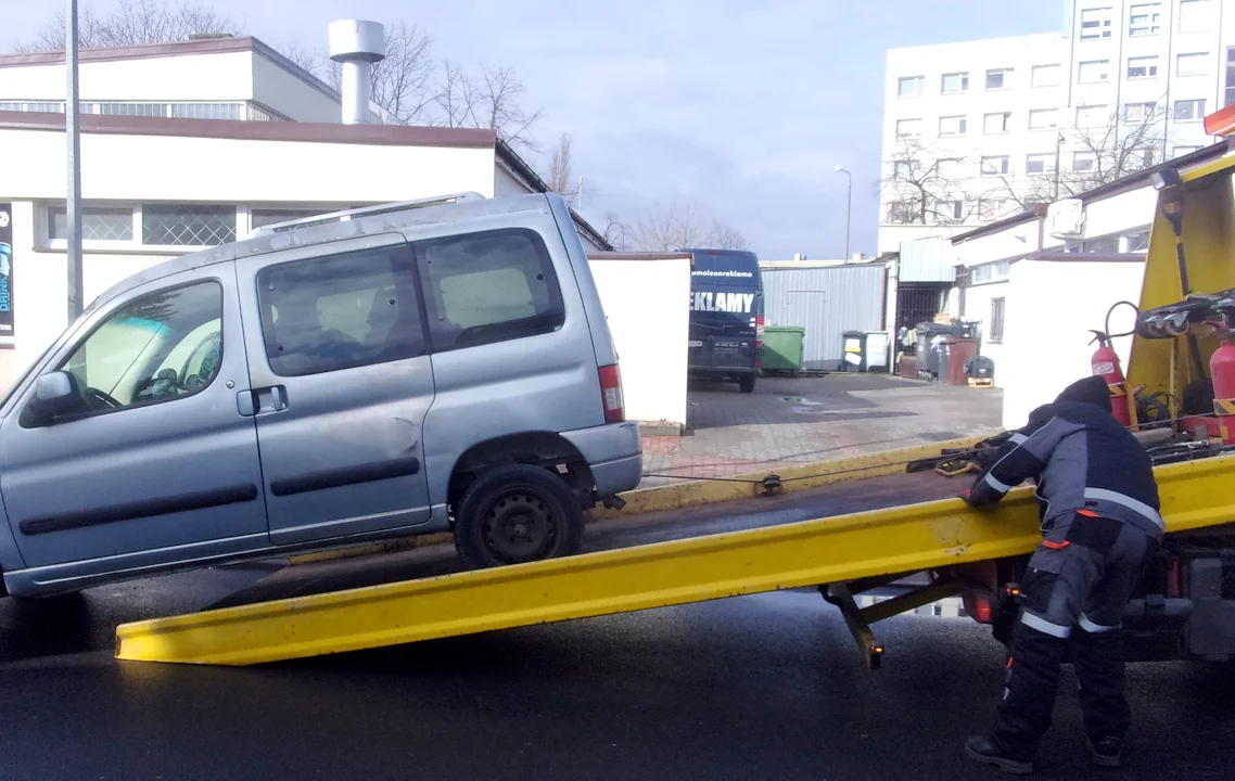 Straż sukcesywnie usuwa wraki z ulic i parkingów