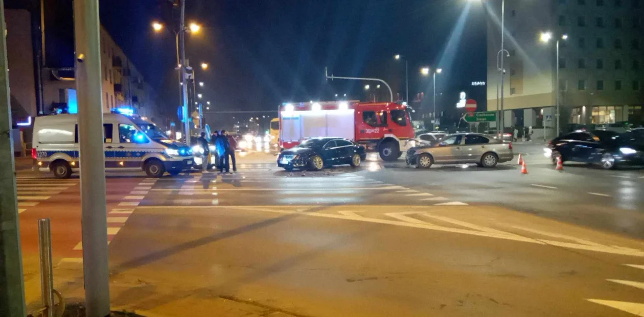 Niebezpiecznie w centrum Płocka. Zderzenie volkswagena ze skodą - Zdjęcie główne