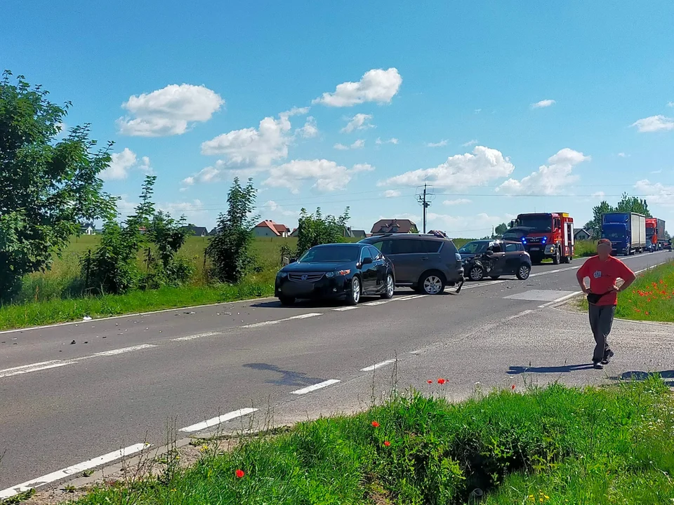 Karambol niedaleko Płocka. Zderzyło się kilka samochodów, jedna osoba ranna - Zdjęcie główne