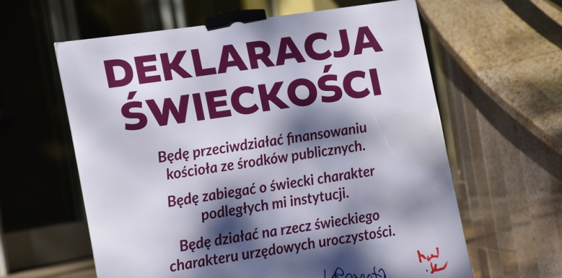 Deklaracja świeckiego samorządu. Bez krzyża w szkole i księży na uroczystościach - Zdjęcie główne