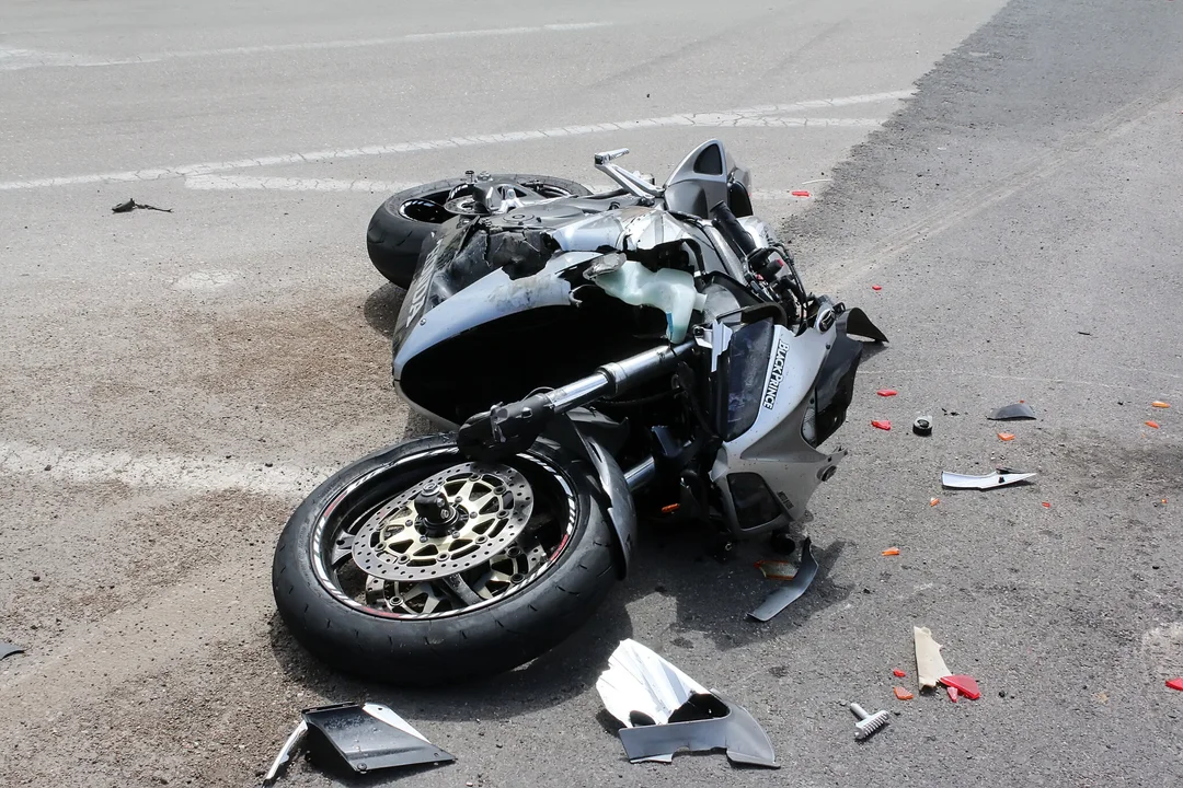 Policyjny pościg za motocyklistą w centrum Płocka. Szokujące sceny, są ranni - Zdjęcie główne