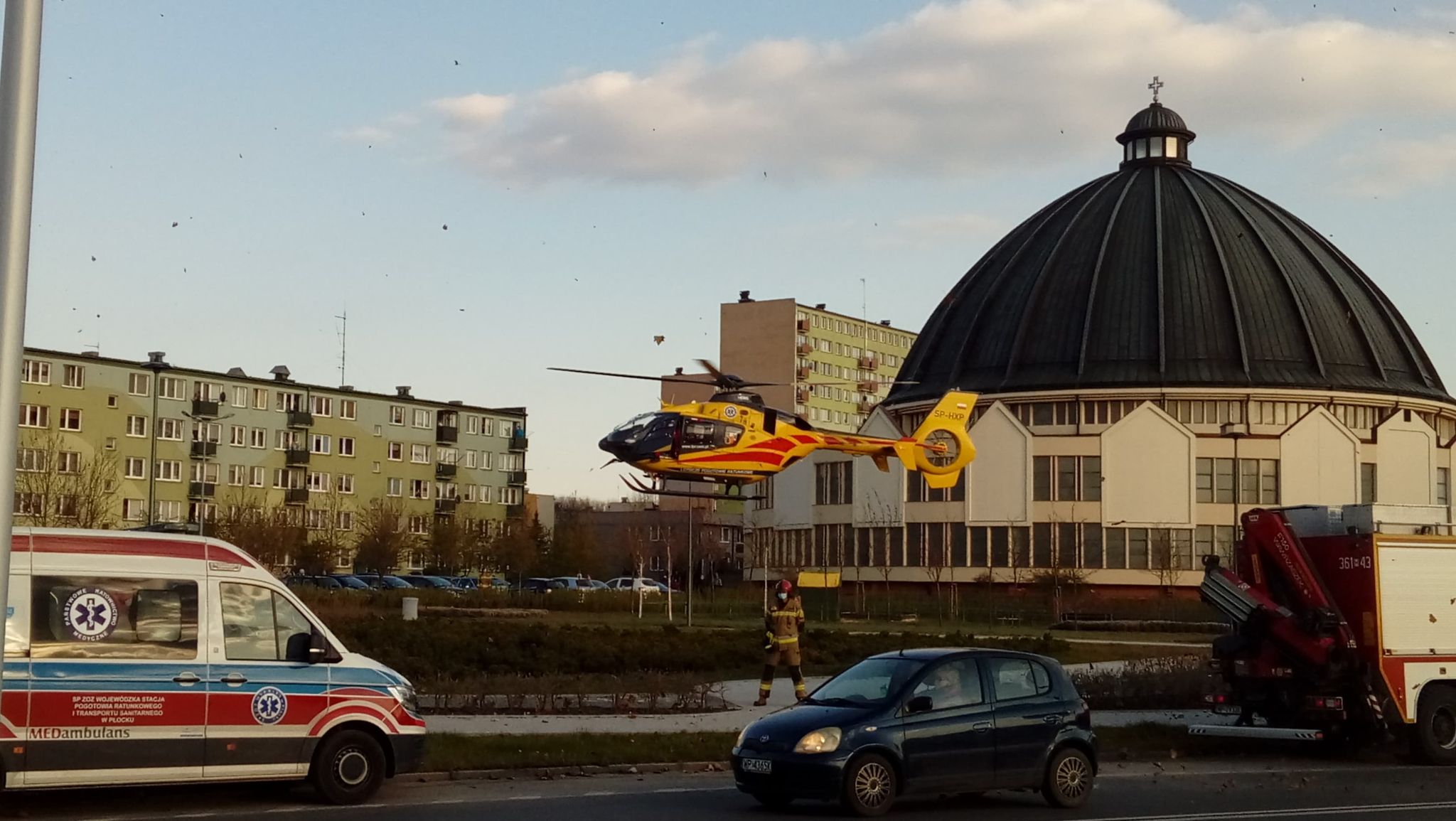 Interwencja Lotniczego Pogotowia Ratunkowego na osiedlu Łukasiewicza [ZDJĘCIA] - Zdjęcie główne