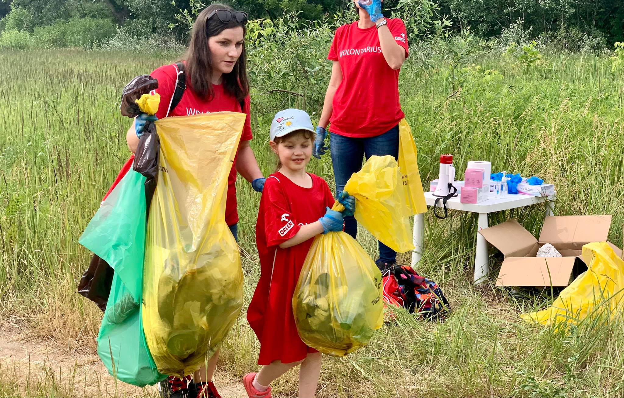 Mnóstwo butelek, puszek i… kalosze. Wolontariusze Fundacji Orlen sprzątali brzeg Wisły [ZDJĘCIA] - Zdjęcie główne