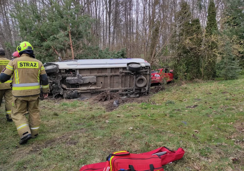 Wypadek niedaleko Płocka. 20-latek wymusił pierwszeństwo, jedna osoba ranna [ZDJĘCIA] - Zdjęcie główne