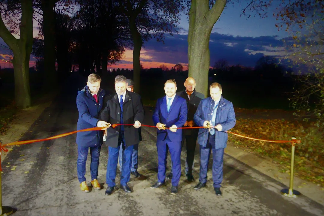 Otwarto wewnętrzną drogę na terenie gminy Słupno. Wstęgę przecięli m.in. wójt, sołtys wiceminister i radni - Zdjęcie główne