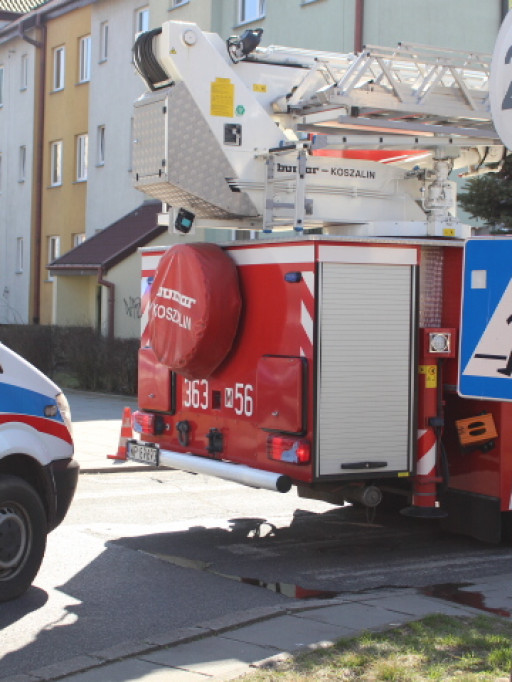 3 zastępy straży pożarnej i pogotowie na Czwartaków - Zdjęcie główne