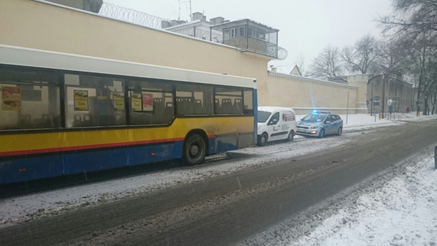 Kolizja z autobusem w centrum [FOTO] - Zdjęcie główne