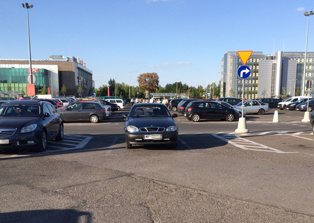 Oto jak można zaparkować przy Auchan - Zdjęcie główne