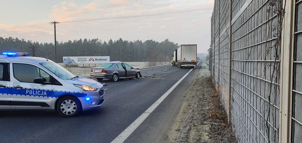 Czołowe zderzenie na Trasie Popiełuszki. Jedna osoba w szpitalu, droga zablokowana - Zdjęcie główne