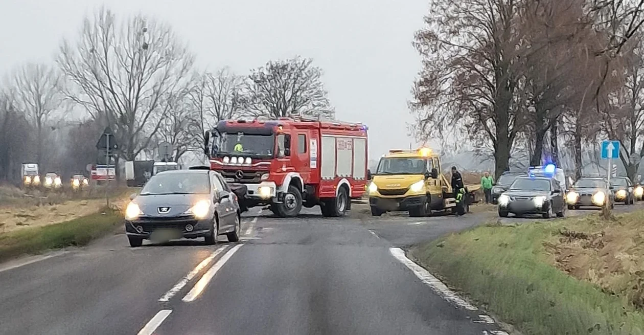 Zderzenie osobówki z samochodem ciężarowym. Są ranni - Zdjęcie główne