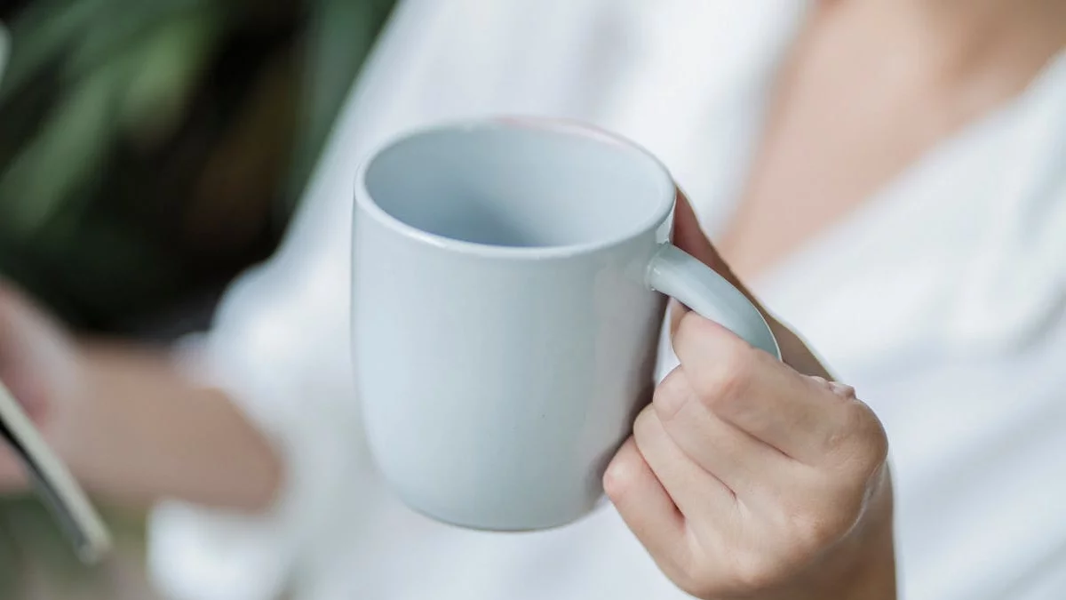 Czy duży kubek to lepsze rozwiązanie niż butelka?