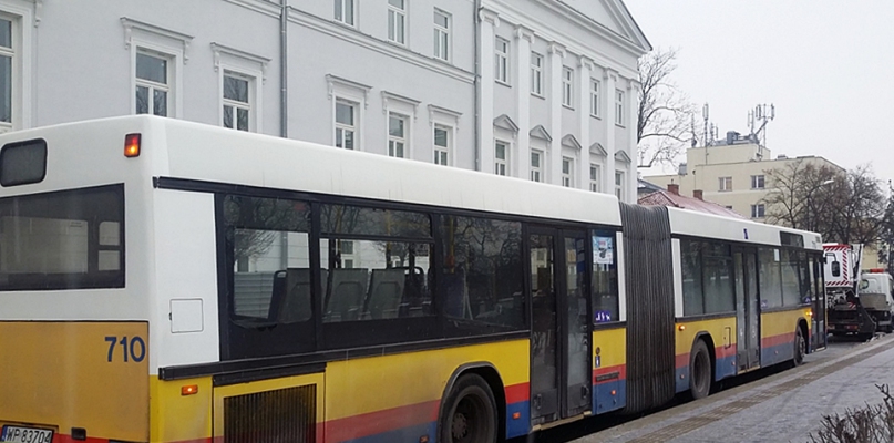 Mnóstwo kolizji, kradzieże i wybita szyba w autobusie - Zdjęcie główne