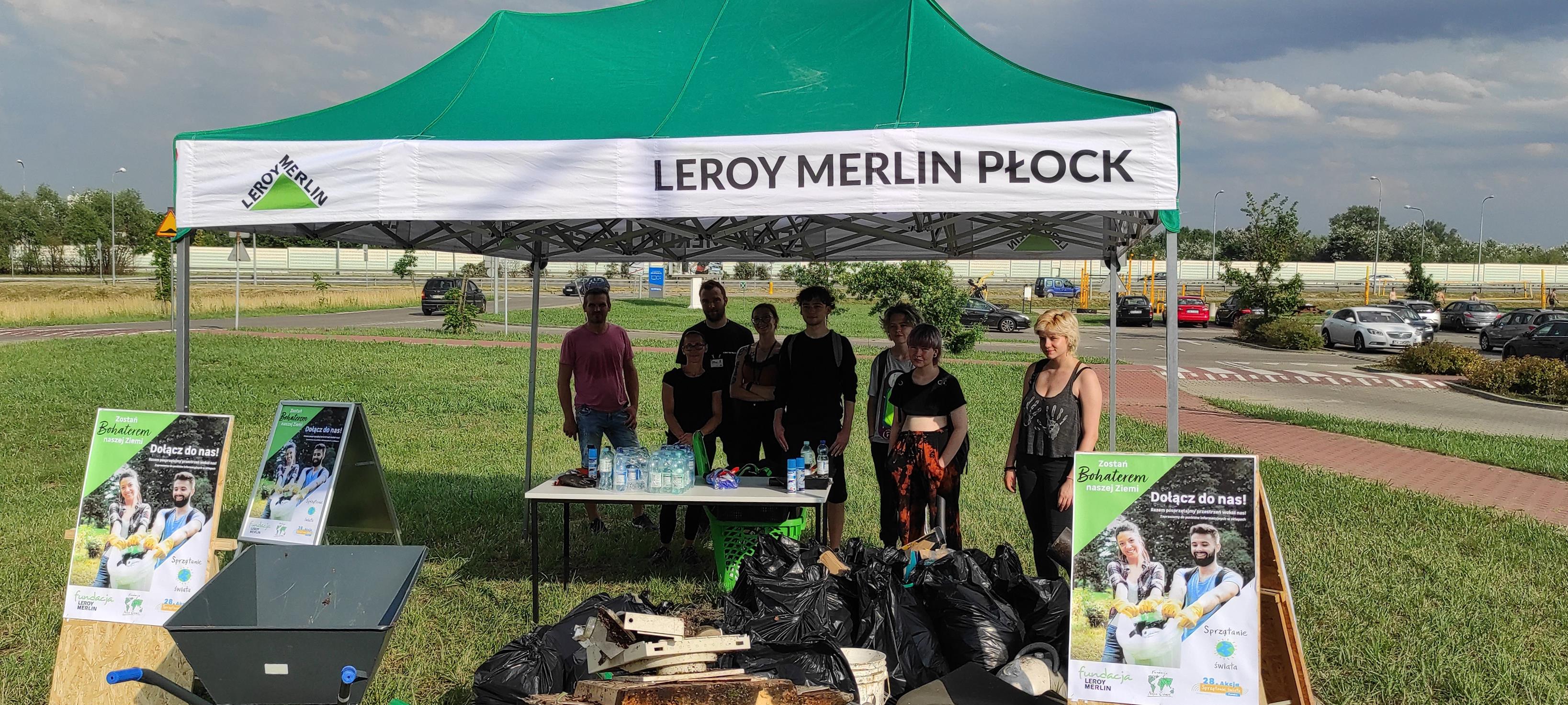 Sprzątali teren wokół centrum handlowego. Zebrali prawie tonę śmieci [ZDJĘCIA] - Zdjęcie główne