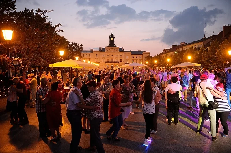 Początek wakacji na płockiej starówce. ARS zachęca „wjeżdżamy w wakacje z kulturą” [PROGRAM] - Zdjęcie główne