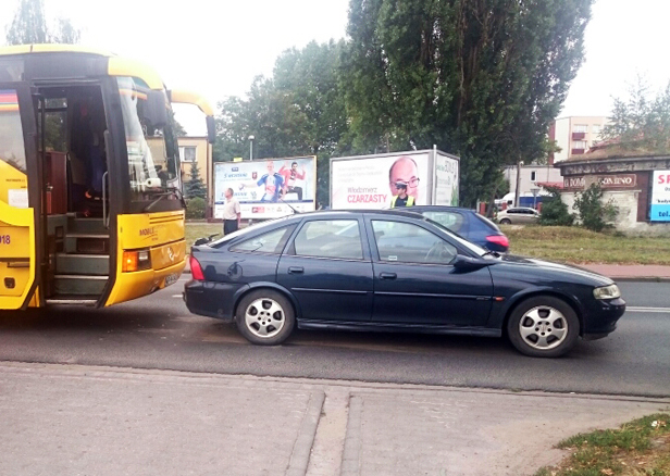 Autobus najechał na opla [FOTO] - Zdjęcie główne