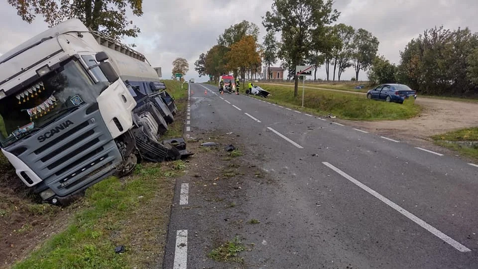 Zasnął za kierownicą i czołowo uderzył w tira. Droga zablokowana - Zdjęcie główne