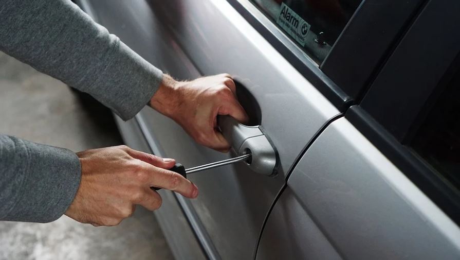 Zostawił auto z kluczykami w zamku. Złodziej skorzystał - Zdjęcie główne