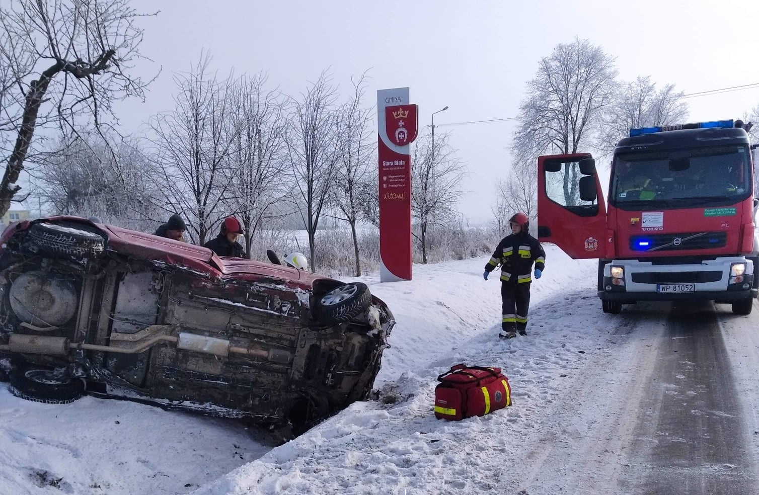 Wypadek pod Płockiem. Dwa samochody wylądowały w przydrożnym rowie [ZDJĘCIA] - Zdjęcie główne