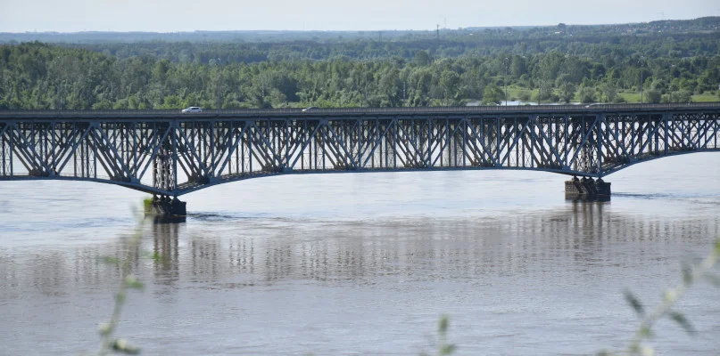 Próba samobójcza na płockim moście. Mężczyźnie pomogły postronne osoby - Zdjęcie główne