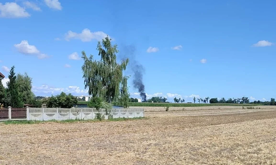 Kłęby czarnego dymu niedaleko Płocka, nad bazą PERN-u - Zdjęcie główne